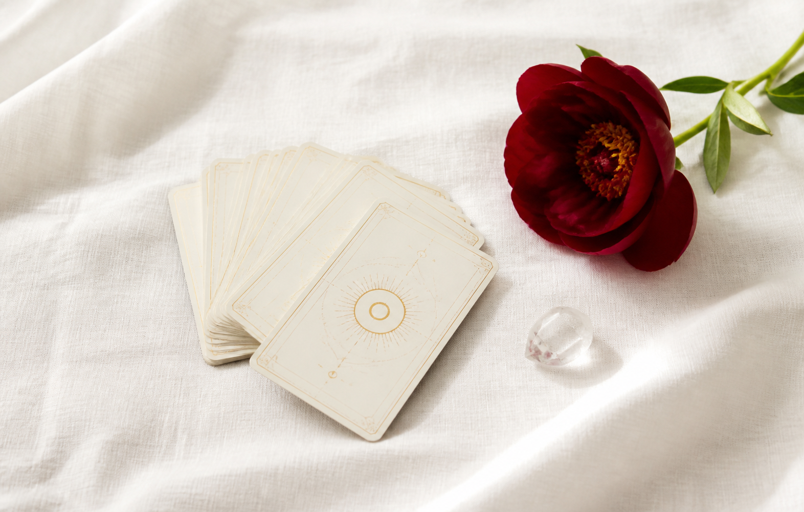 Cartas y cristal sobre lino blanco